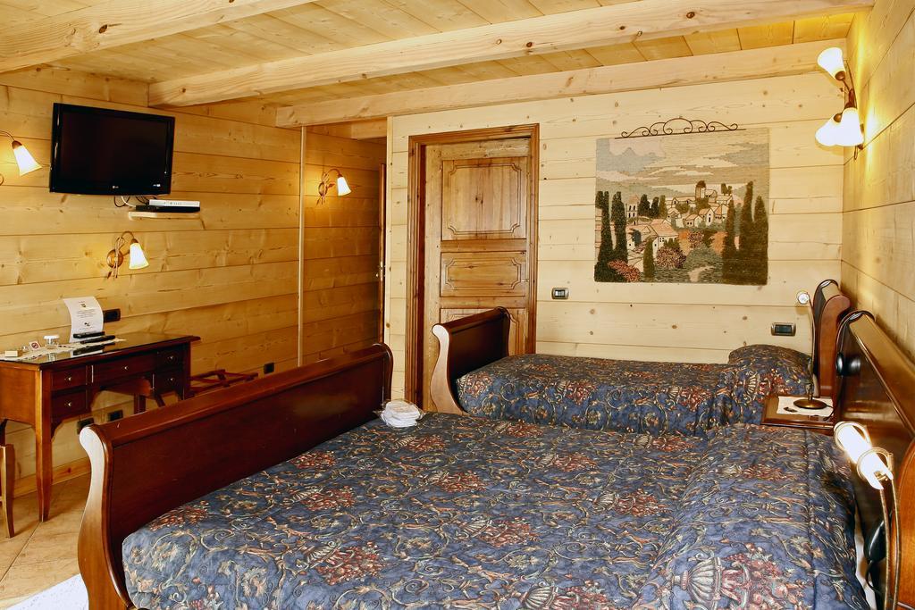 Les Combes Hotel La Salle Bagian luar foto