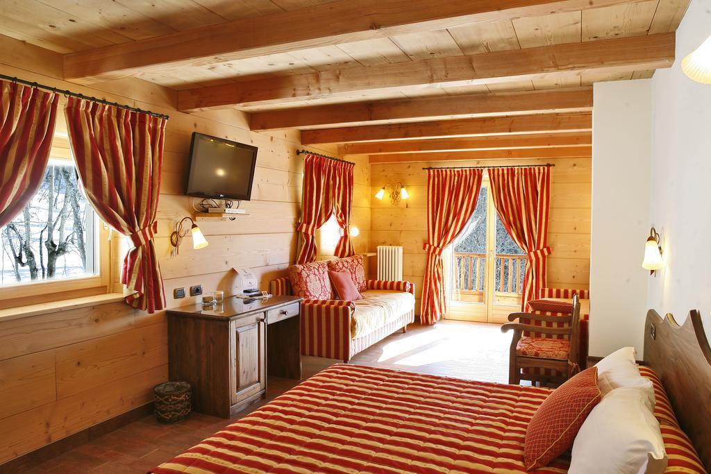 Les Combes Hotel La Salle Bagian luar foto