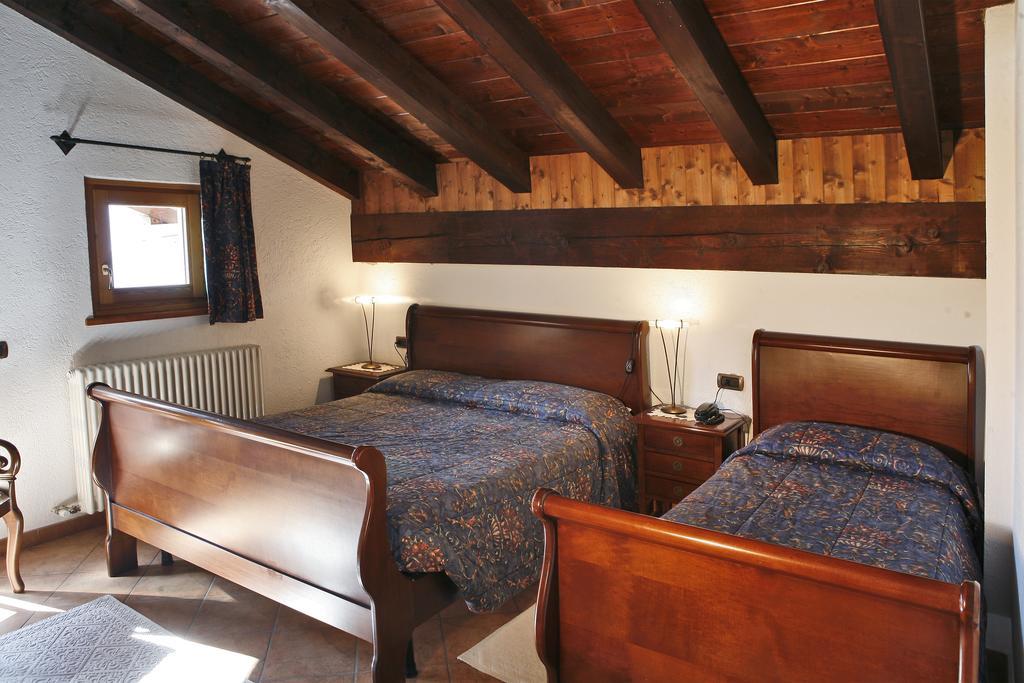Les Combes Hotel La Salle Ruang foto