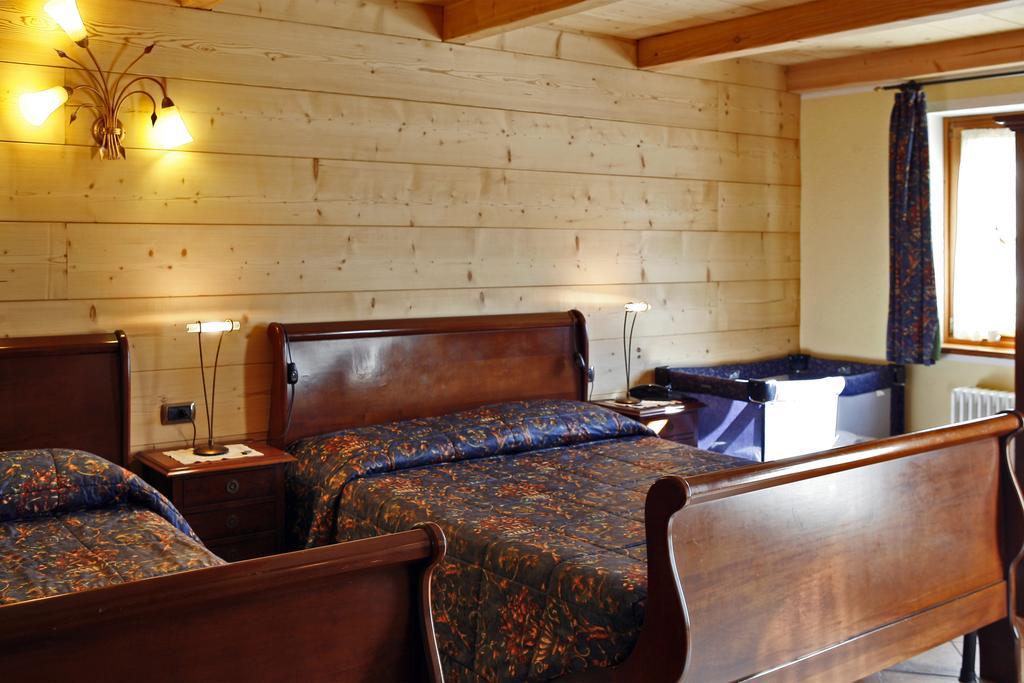Les Combes Hotel La Salle Bagian luar foto
