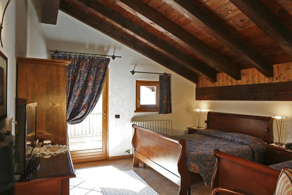 Les Combes Hotel La Salle Bagian luar foto