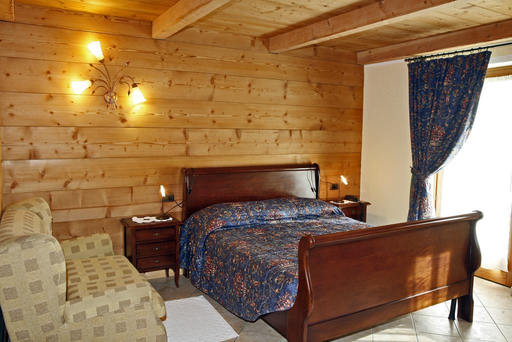 Les Combes Hotel La Salle Bagian luar foto