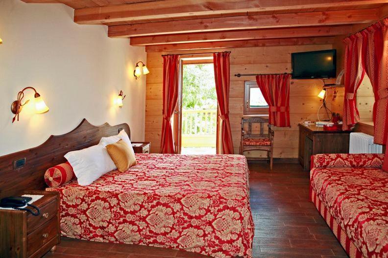 Les Combes Hotel La Salle Bagian luar foto